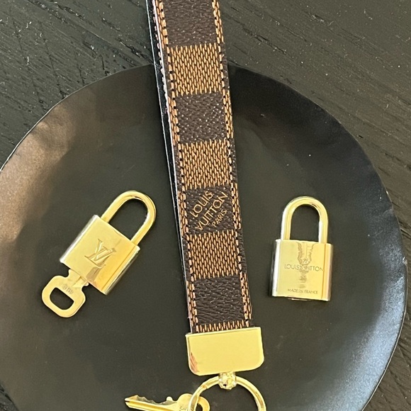 AUTHENTIC VINTAGE Louis Vuitton Solid Brass lock and key - Picture 6 of 7